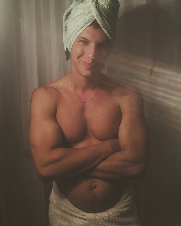 Βασίλης Μίχας: Μάθετε τα πάντα για τον κούκλο πρωταγωνιστή της «Επιστροφής» (Σπάνιες φωτό & vid)