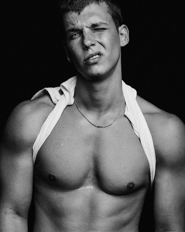 Βασίλης Μίχας: Μάθετε τα πάντα για τον κούκλο πρωταγωνιστή της «Επιστροφής» (Σπάνιες φωτό & vid)