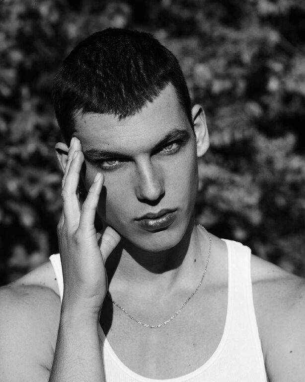 Βασίλης Μίχας: Μάθετε τα πάντα για τον κούκλο πρωταγωνιστή της «Επιστροφής» (Σπάνιες φωτό & vid)