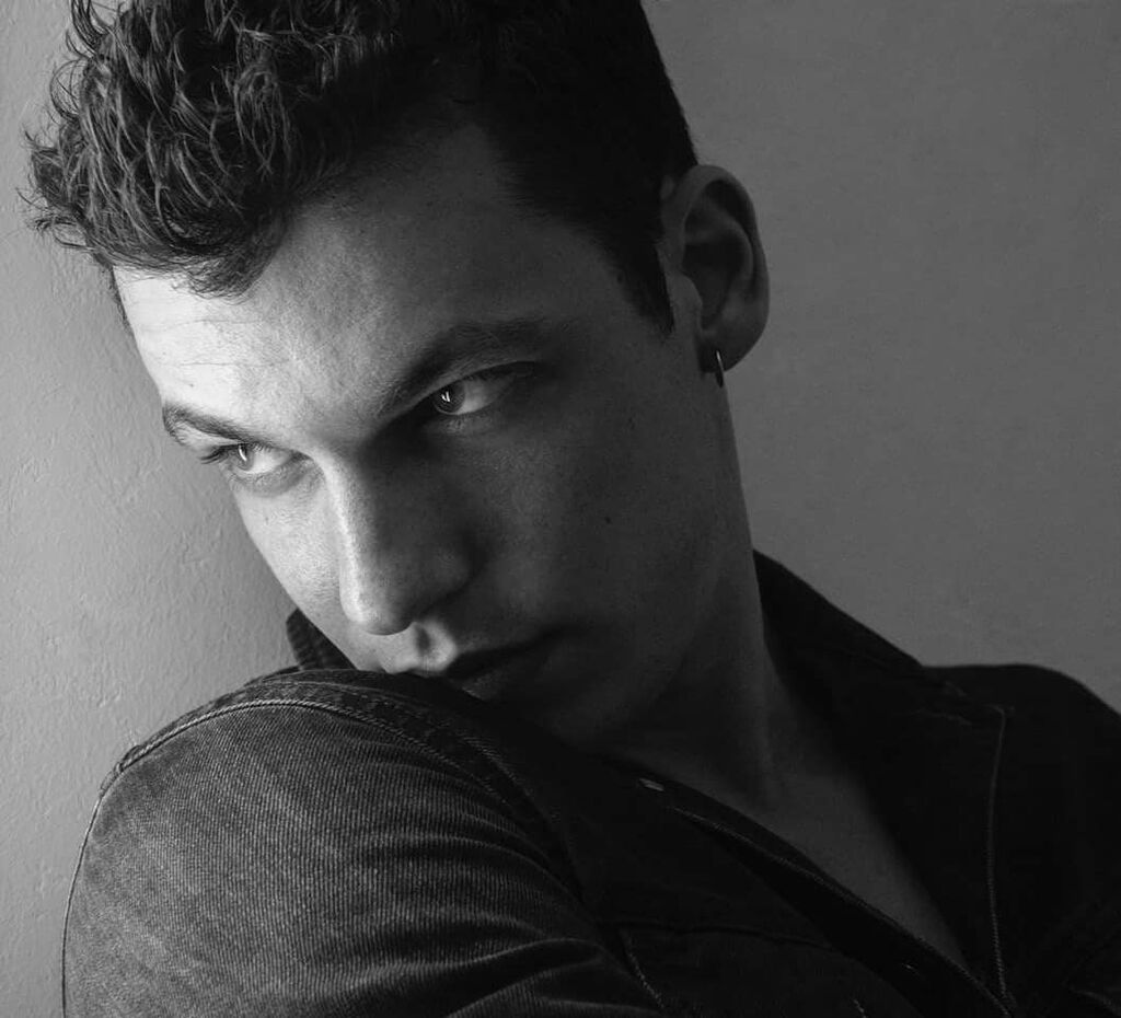 Βασίλης Μίχας: Μάθετε τα πάντα για τον κούκλο πρωταγωνιστή της «Επιστροφής» (Σπάνιες φωτό & vid)