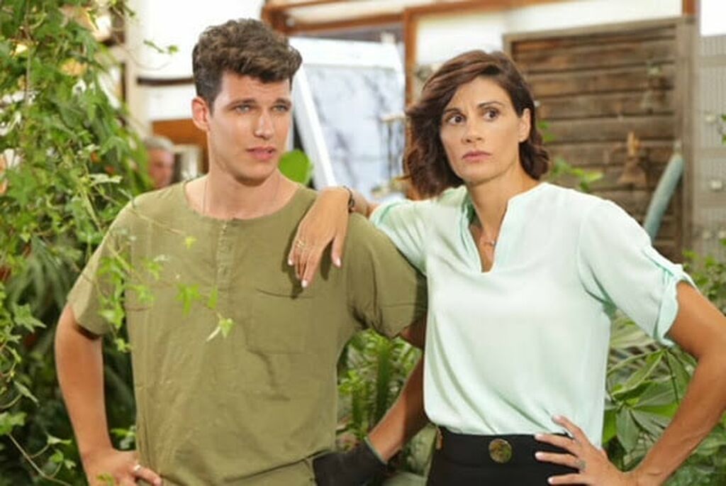 Βασίλης Μίχας: Μάθετε τα πάντα για τον κούκλο πρωταγωνιστή της «Επιστροφής» (Σπάνιες φωτό & vid)