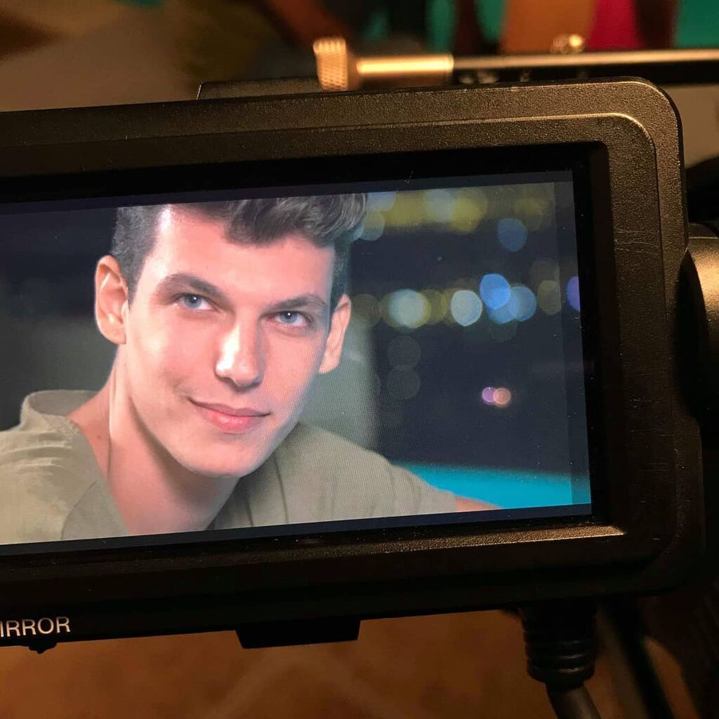 Βασίλης Μίχας: Μάθετε τα πάντα για τον κούκλο πρωταγωνιστή της «Επιστροφής» (Σπάνιες φωτό & vid)