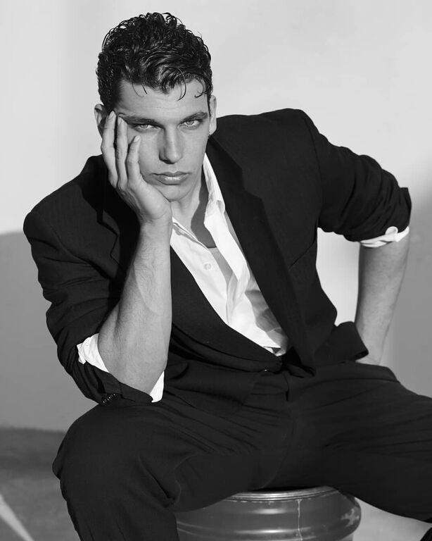 Βασίλης Μίχας: Μάθετε τα πάντα για τον κούκλο πρωταγωνιστή της «Επιστροφής» (Σπάνιες φωτό & vid)