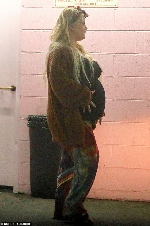 Η Jessica Simpson γεννάει από μέρα σε μέρα και είναι πια αγνώριστη