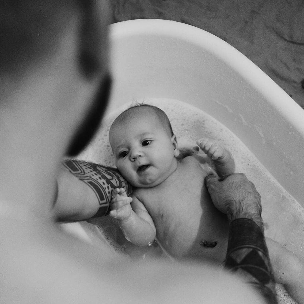 Μωράκια στην αγκαλιά του μπαμπά τους. Θα λιώσετε μόλις δείτε αυτές τις φωτογραφίες (pics) 