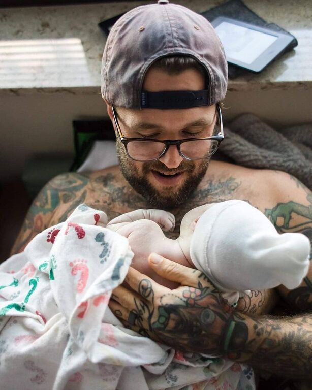 Μωράκια στην αγκαλιά του μπαμπά τους. Θα λιώσετε μόλις δείτε αυτές τις φωτογραφίες (pics) 