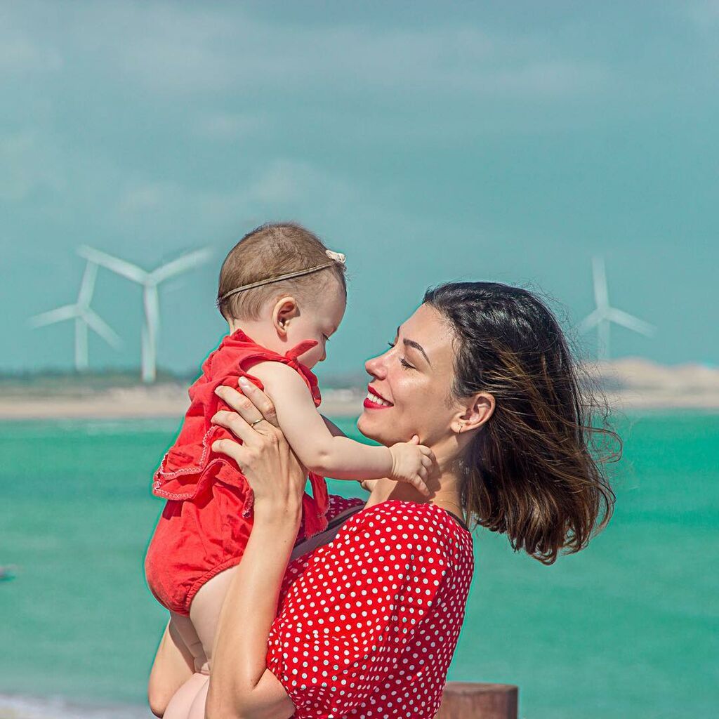 Μαμά ταξιδεύει μαζί με την ενός έτους κόρη της και μας προτείνει να κάνουμε το ίδιο (pics)