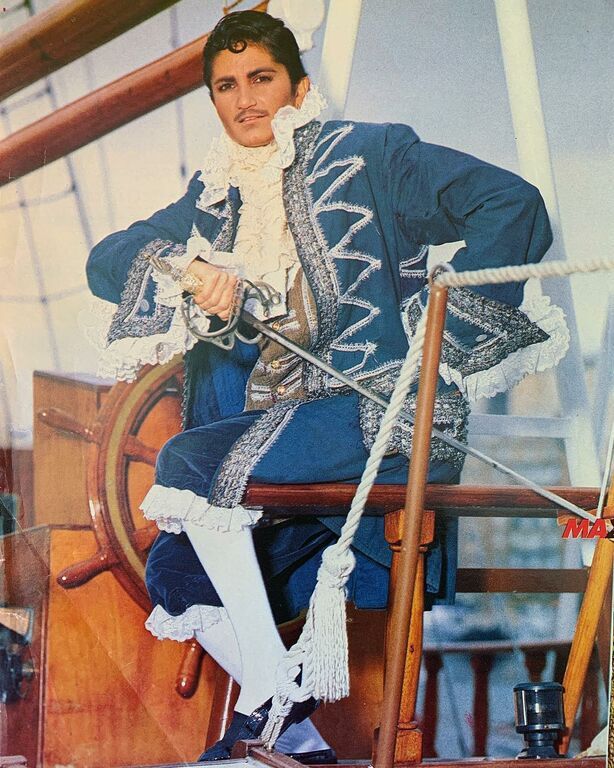 Φώτο του 1990: Δεν φαντάζεστε ποια Ελληνίδα τραγουδίστρια ντύθηκε υποπλοίαρχος Φλέτσερ (pics)