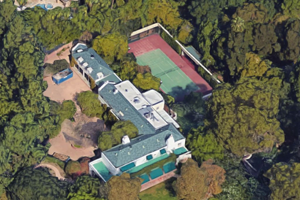 BEVERLY HILLS ESTATE
Η Swift έχει συνολικά σε τρεις κατοικίες στο Λος Άντζελες, αν και το αρχοντικό της στο Beverly Hills, του 1934, είναι μακράν το πιο εντυπωσιακό. 
