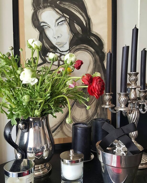 Καζάκος-Μαρτζούκου: Μας δείχνουν τις υπέροχες γωνιές του σπιτιού τους & το πορτρέτο της Καρέζη