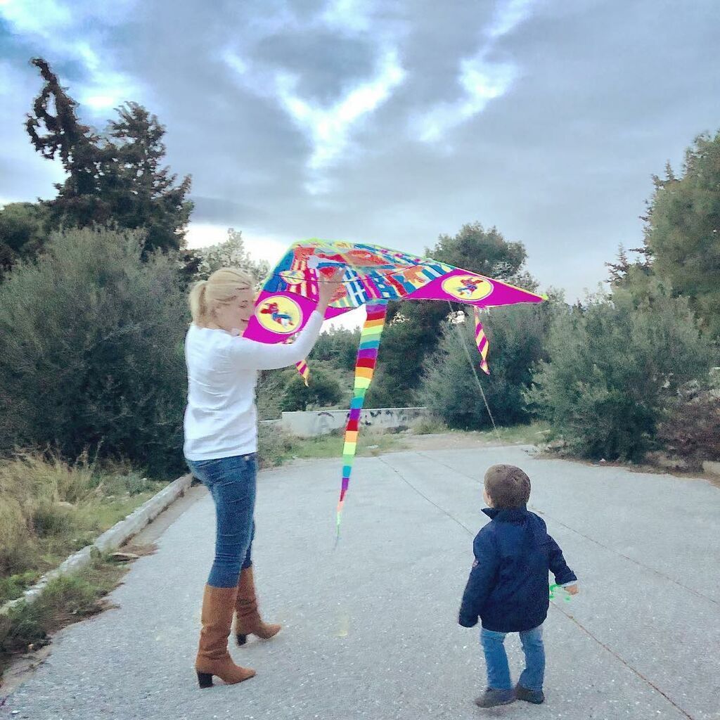 Σία Κοσσιώνη: «Φου λέμε, φουυυυ!!! #katharadeutera #kite #firstkite #nowind #nohope #runmommyrun #baby #mybaby #myson #love»