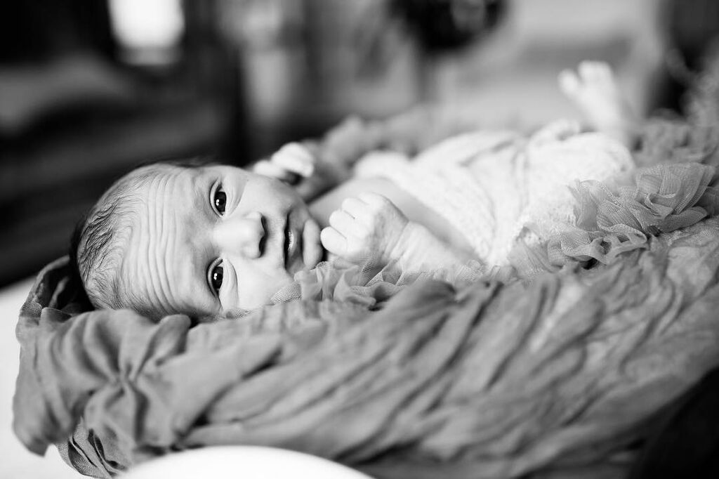 Φωτογραφίες με νεογέννητα που κάνουν θραύση στο εξωτερικό από μια Ελληνίδα φωτογράφο