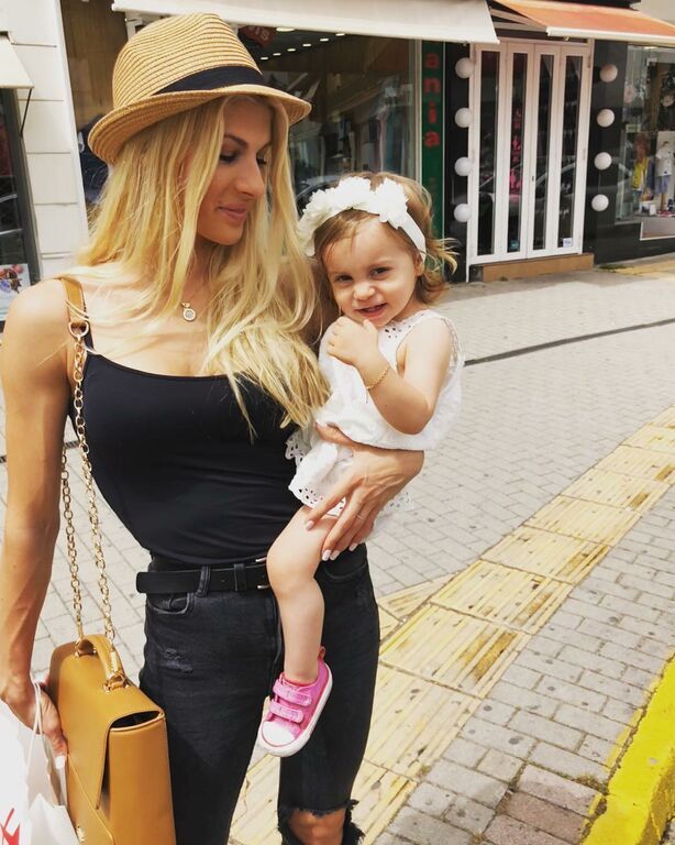 H μικρή Χανταμπάκη είναι αξιολάτρευτη και 10 φωτογραφίες το αποδεικνύουν (pics)