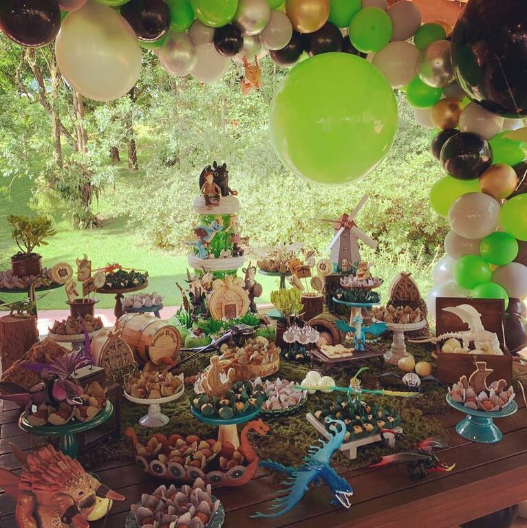 Πώς να εκπαιδεύσετε τον δράκο σας: Ιδέες για παιδικό πάρτι με θέμα τον «Φαφούτη» (pics)