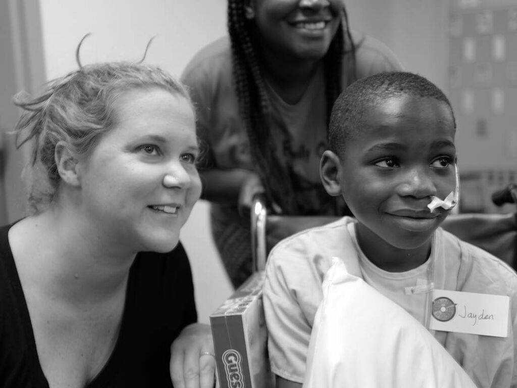 Λίγο πριν γεννήσει, η ηθοποιός ποζάρει γυμνή με τον πιο ανατρεπτικό τρόπο