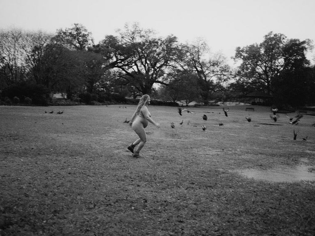 Λίγο πριν γεννήσει, η ηθοποιός ποζάρει γυμνή με τον πιο ανατρεπτικό τρόπο