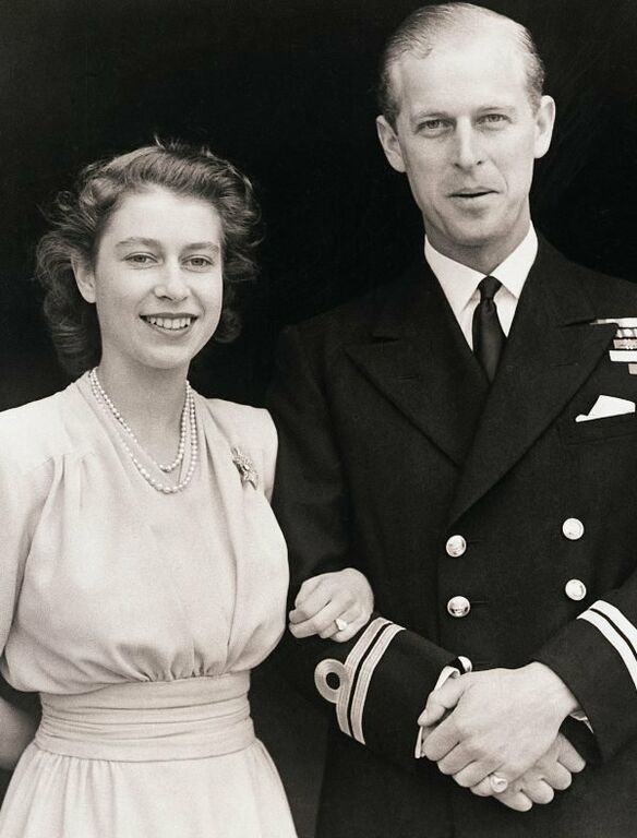 Ο Δούκας το Εδιμβούργου, πρίγκιπας Φίλιππος έδωσε στην βασίλισσα το πλατινένιο τριών καρατίων διαμαντένιο δαχτυλίδι το 1947. Η ιστορία που κρύβει είναι άκρως συγκινητική. Ο πρίγκιπας Φίλιππος το έφτιαξε χρησιμοποιώντας τα διαμάντια από την τιάρα της μητέρ