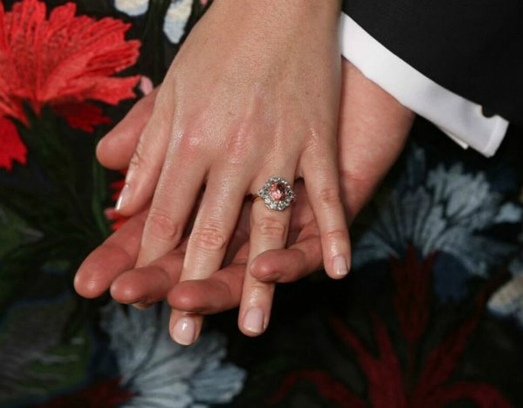 Η πριγκίπισσα του York φορά ένα δαχτυλίδι που της έκανε δώρο ο σύζυγός της Jack Brooksbak και που σχεδιάστηκε για να μοιάζει όπως το δαχτυλίδι αρραβώνα της μητέρας της, Sarah Ferguson.