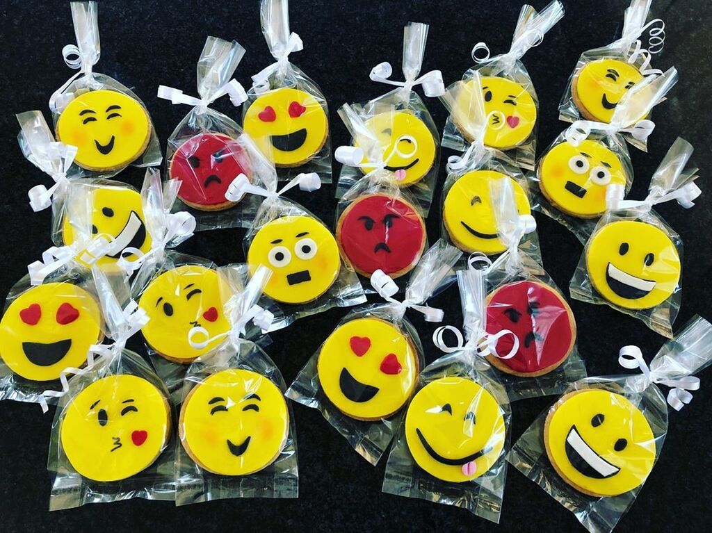 Emoji : Συνταγή και ιδέες για να διακοσμήσετε τα μπισκότα του πάρτι (vid & pics)