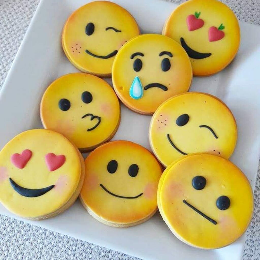 Emoji : Συνταγή και ιδέες για να διακοσμήσετε τα μπισκότα του πάρτι (vid & pics)