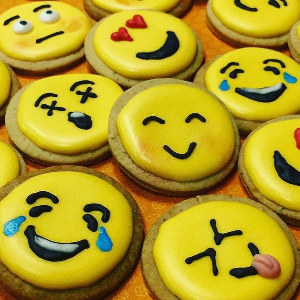 Emoji : Συνταγή και ιδέες για να διακοσμήσετε τα μπισκότα του πάρτι (vid & pics)
