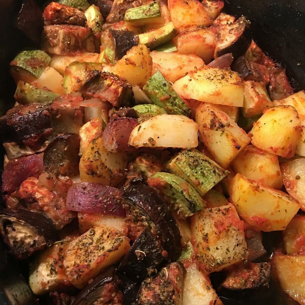 Ένα εύκολο μπριάμ με πατατες ,μελιτζάνες, κολοκυθια, και κρεμμύδι . Όλα μαζί στη γάστρα , χυμός ντομάτας , λαδακι, ρίγανη , αλάτια , πιπερια , τα ανακατεύουμε να πάει παντού το λαδι και χωρίς νερό στο φούρνο για μιάμιση ώρα ! Τέλειο να το φάτε με γιαούρτι