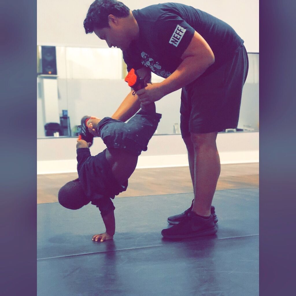 7χρονος ξεσηκώνει το κοινό με τις ικανότητές του στο break dance (vid & pics)