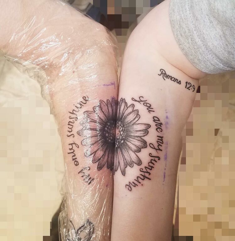 Μαμάδες και κόρες κάνουν μαζί τατουάζ και το αποτέλεσμα είναι μοναδικό! (pics)