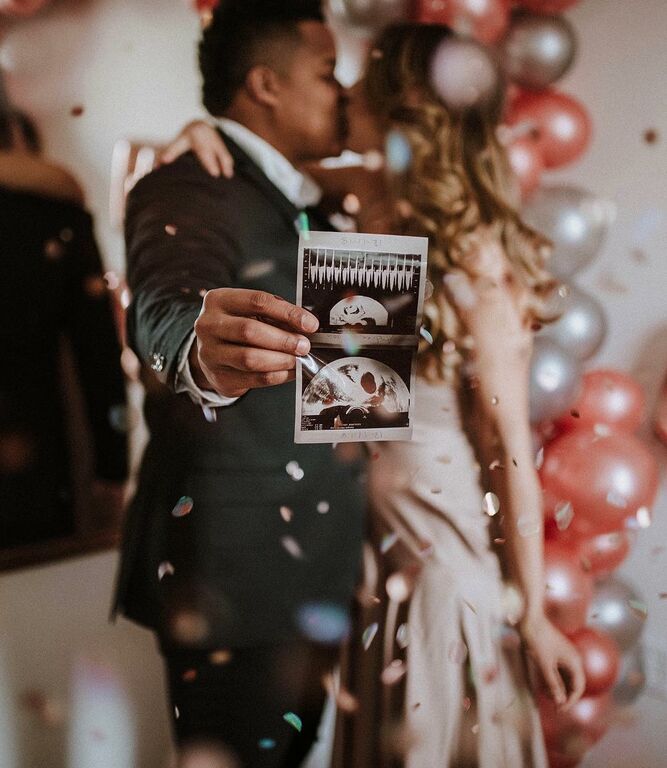 Ζει στη Νέα Υόρκη και περιμένει δίδυμα. Δείτε πόσο στιλάτη είναι και πόσο το απολαμβάνει (pics)