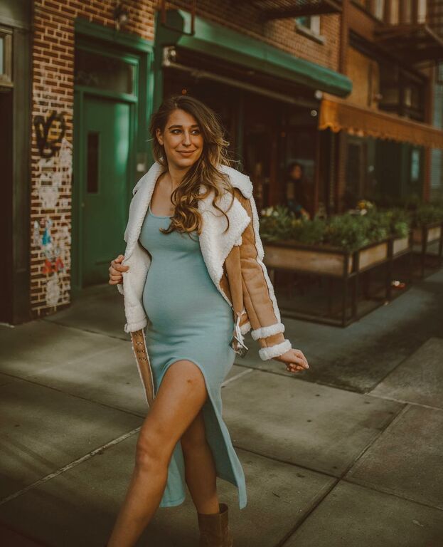 Ζει στη Νέα Υόρκη και περιμένει δίδυμα. Δείτε πόσο στιλάτη είναι και πόσο το απολαμβάνει (pics)