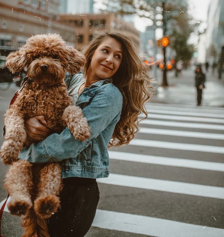 Ζει στη Νέα Υόρκη και περιμένει δίδυμα. Δείτε πόσο στιλάτη είναι και πόσο το απολαμβάνει (pics)