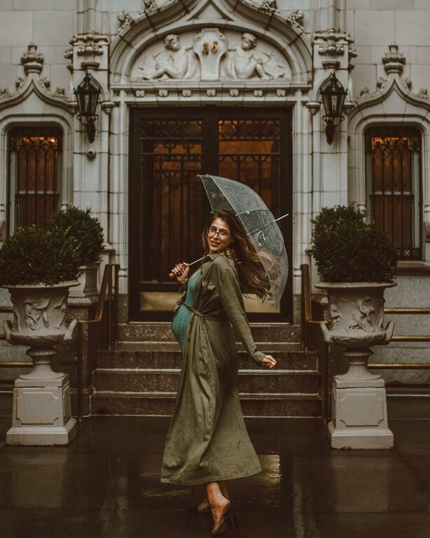 Ζει στη Νέα Υόρκη και περιμένει δίδυμα. Δείτε πόσο στιλάτη είναι και πόσο το απολαμβάνει (pics)