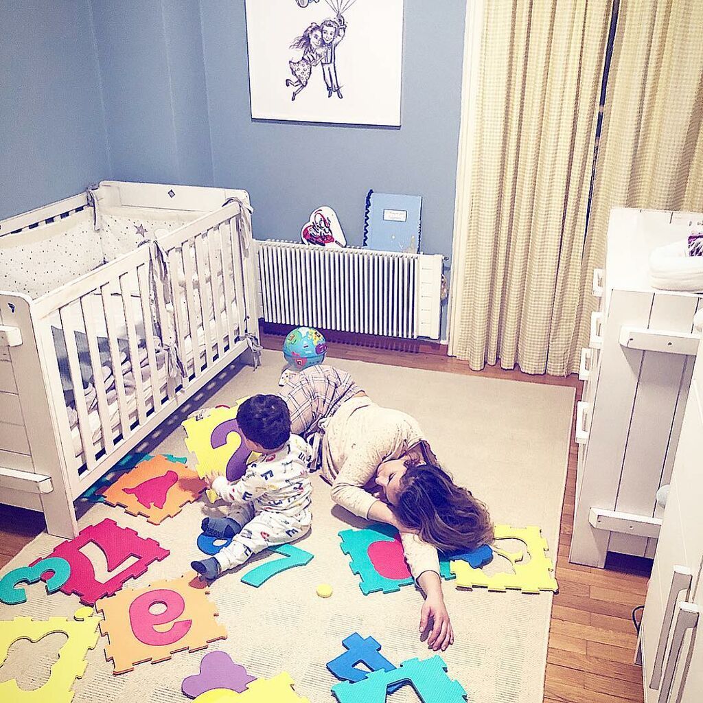 Κατάκοπη και στο πάτωμα παρέα με τον μικρό της!