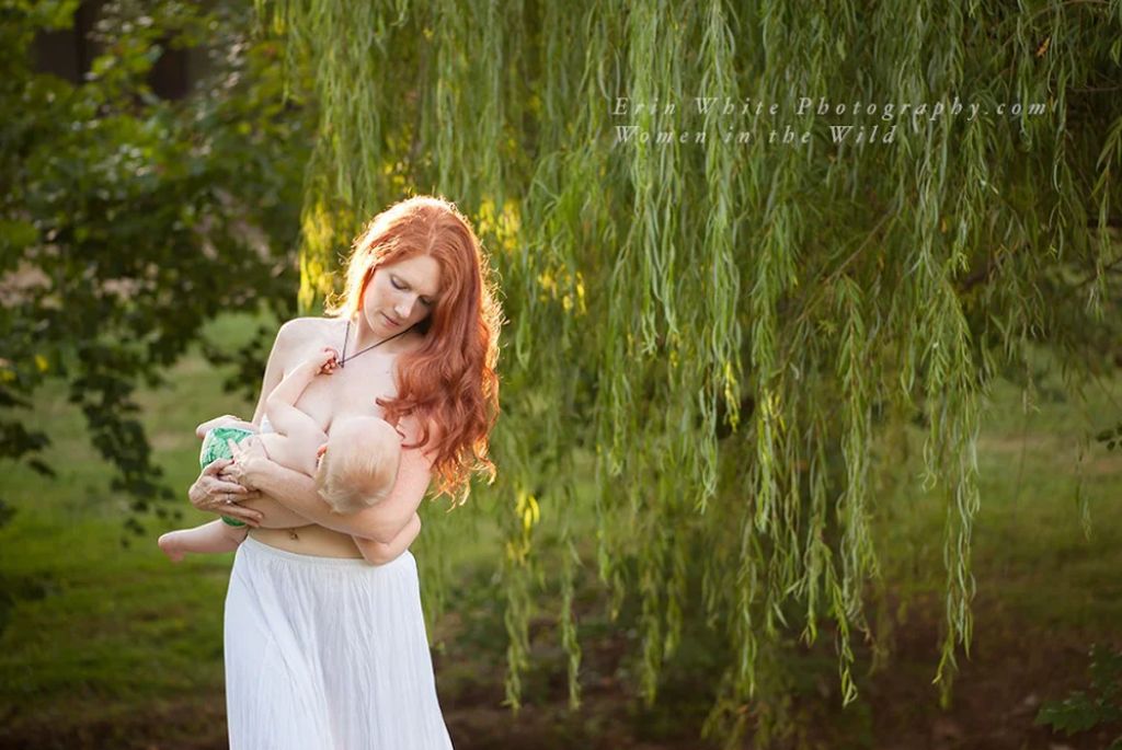 Υπέροχες φωτογραφίες με μητέρες που θηλάζουν στη φύση