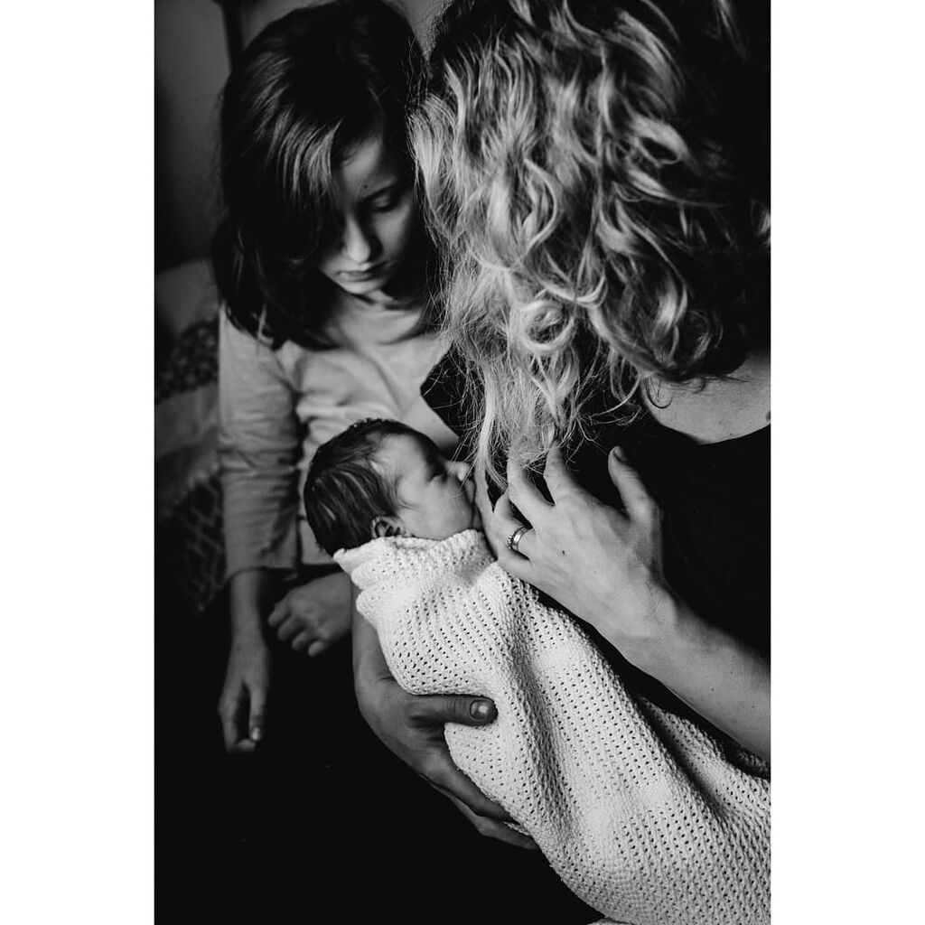 Το μωρό ήρθε στο σπίτι. Συγκινητικές εικόνες από τις πρώτες οικογενειακές στιγμές (pics)