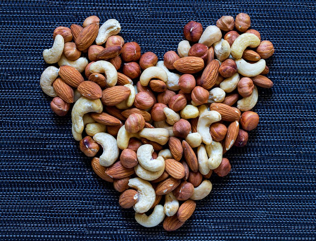 Οι σπόροι και τα καρύδια είναι πλούσια σε πρωτεΐνες τρόφιμα που βοηθούν στην ανάπτυξη των εμβρυϊκών ιστών και την αποκατάσταση των μητρικών μυών. Βοηθούν επίσης στην ικανοποίηση των απαιτήσεων αίματος κατά τη διάρκεια της εγκυμοσύνης.