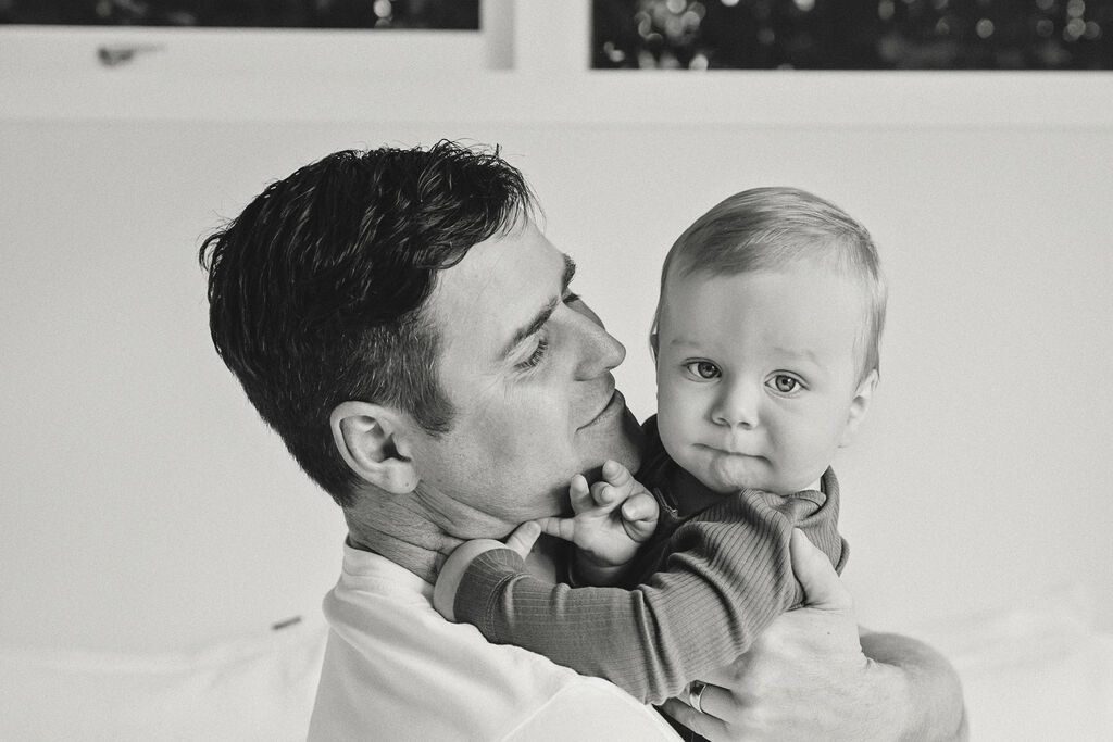 Αχ αυτός ο μπαμπάς μου: Είναι τόσο τρυφερός – Δείτε στις φωτογραφίες πόσο! (vid)