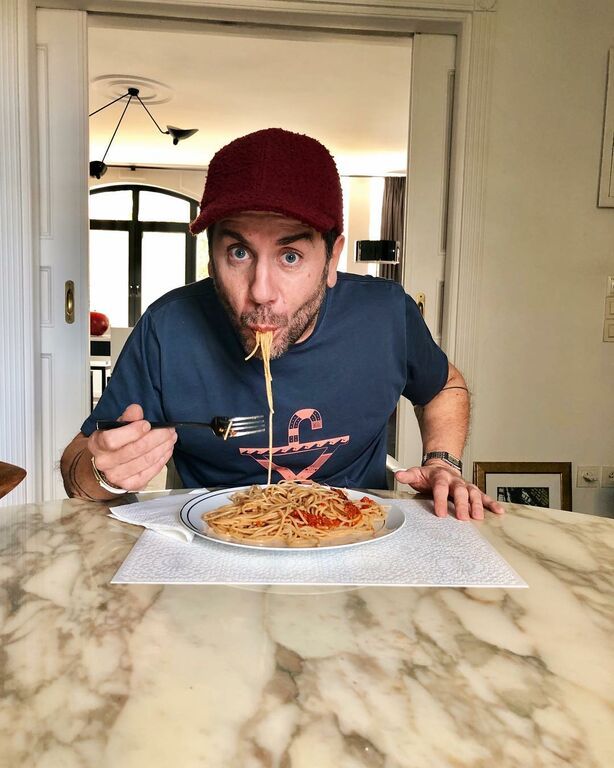 Έλληνας τραγουδιστής μαγειρεύει ρεβίθια (pics)