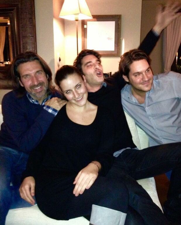 Χριστόφορος Παπακαλιάτης: Δείτε τα αδέρφια του και τον ίδιο σε παιδικές φωτογραφίες (pics)