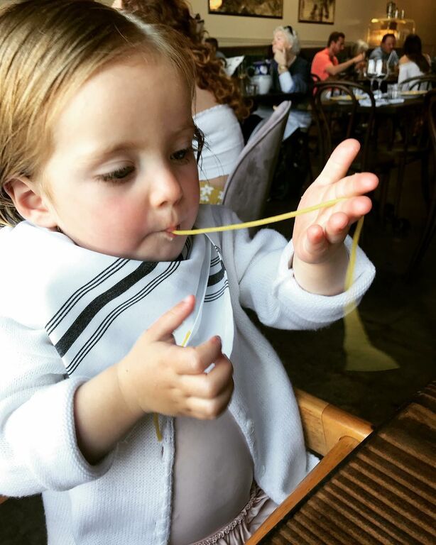 Η κόρη της διάσημης μαμάς τρώει παϊδάκια για πρώτη φορά 