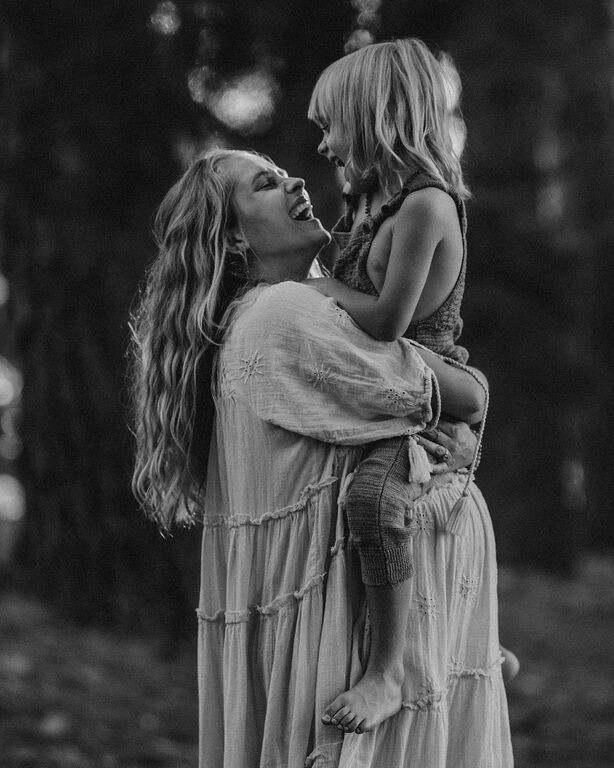 Ηθοποιός φωτογραφίζεται με τα παιδιά της σε προχωρημένη εγκυμοσύνη (pics)