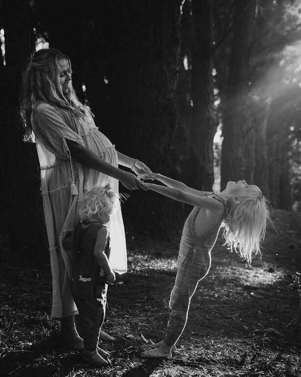 Ηθοποιός φωτογραφίζεται με τα παιδιά της σε προχωρημένη εγκυμοσύνη (pics)