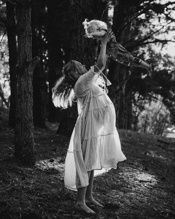 Ηθοποιός φωτογραφίζεται με τα παιδιά της σε προχωρημένη εγκυμοσύνη (pics)