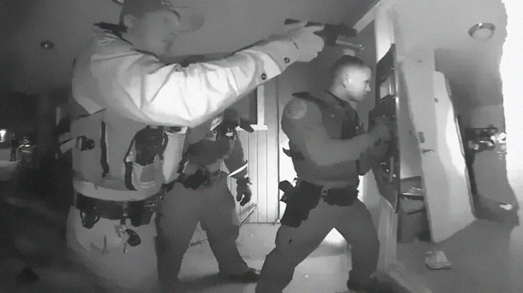 Αστυνομία εισβάλει σε σπίτι με γονείς δεν πήγαιναν το άρρωστο παιδί τους στον γιατρό (vid)