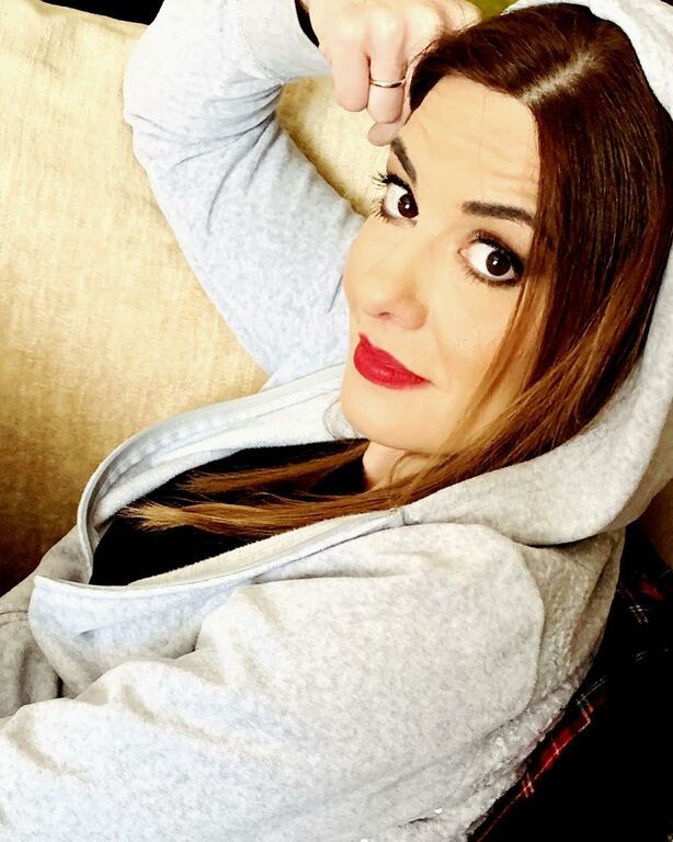 Εν αναμονή των τηλεοπτικών ειδήσεων... Ήρεμα απογεύματα... σχολικά διαβάσματα, δραστηριότητες και πάντα .. ειδήσεις. 
Η μόνη ώρα που είναι ανοιχτή η τηλεόραση, μαζί με λίγο Nickelodeon για αλλαγή