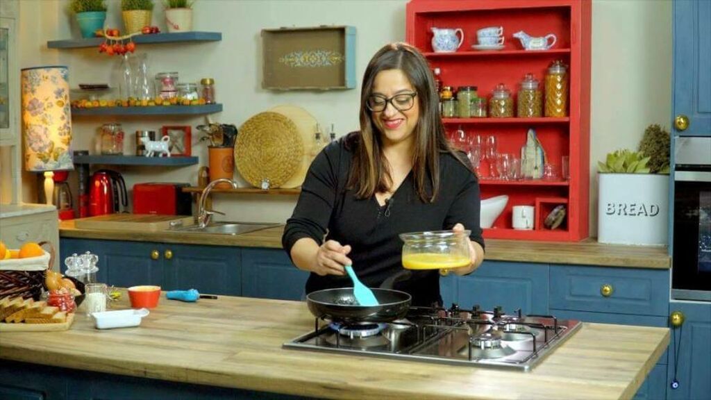 Σ΄ένα  βαθύ μπολ σπάω τα αυγά και τους προσθέτω  αλάτι και πιπέρι.
Σ’ ένα ζεστό αντικολλητικό τηγάνι προσθέτω το βούτυρο και το αφήνω να λιώσει.
    Προσοχή: το βούτυρο δεν πρέπει να μαυρίσει 