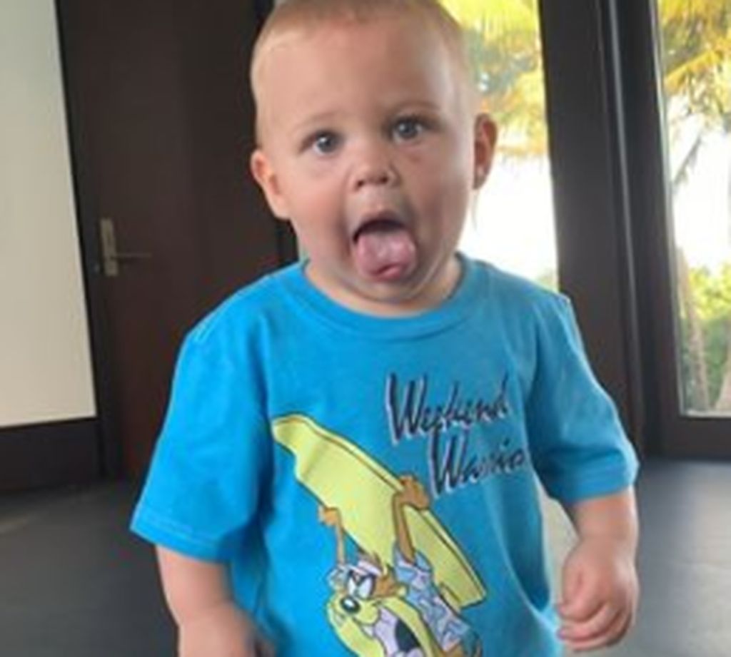 Δείτε τι κάνει διάσημος τραγουδιστής και πώς τον μιμείται ο 15 μηνών γιος του (vid +pics) 