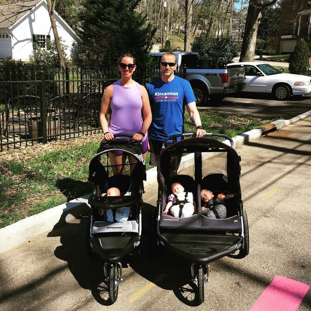 Μαμά τριδύμων επιστρέφει στη δουλειά μετά τον τοκετό και μοιράζεται τα συναισθήματά της (pics)