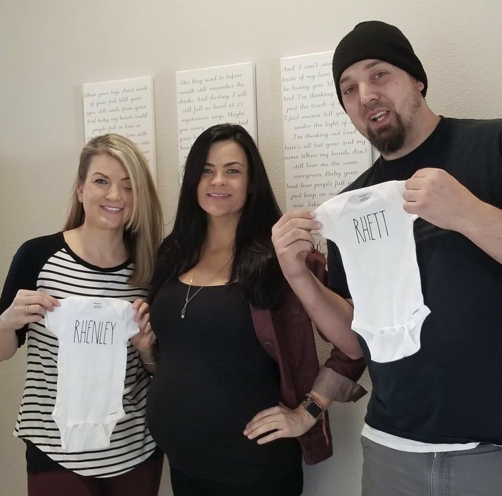 Δεν μπορούσε να κάνει παιδί και η δίδυμη αδερφή της έγινε παρένθετη μητέρα (pics)