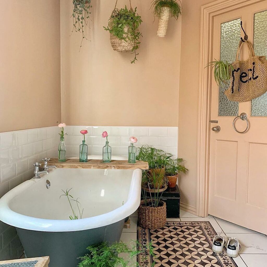 Φέρτε την άνοιξη στο μπάνιο σας: Εντυπωσιακές διακοσμητικές ιδέες με φυτά (vid)